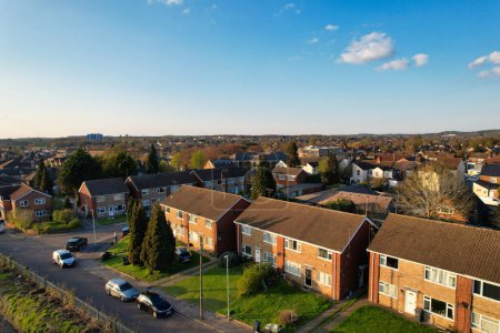 Foto de Vista aérea del distrito residencial de Luton City, Inglaterra, Gran Bretaña. Cámara de dron durante el día - Imagen libre de derechos