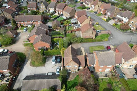 Téléchargez les photos : Vue Aérienne Du Quartier Résidentiel De Luton City, Angleterre, Grande-Bretagne. Caméra de drone pendant la journée - en image libre de droit
