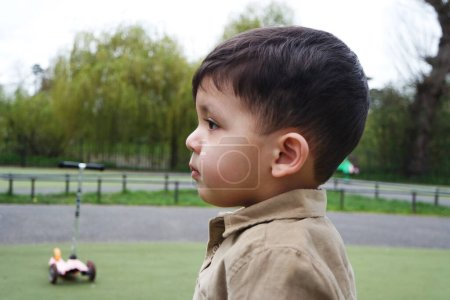 Téléchargez les photos : Mignon asiatique pakistanais bébé garçon est avoir amusant à Wardown Public Park à Luton Town of England Royaume-Uni - en image libre de droit