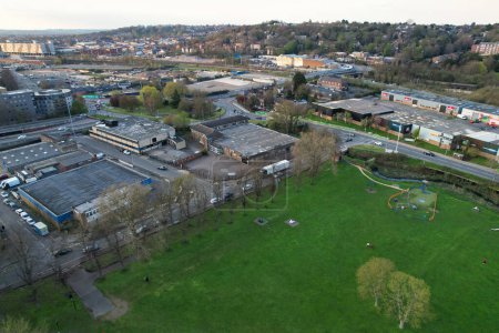 Foto de Vista aérea del distrito residencial de Luton City, Inglaterra, Gran Bretaña. Cámara del dron durante la puesta del sol - Imagen libre de derechos