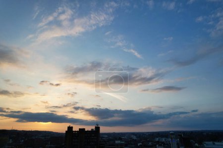 Foto de Vista aérea del distrito residencial de Luton City, Inglaterra, Gran Bretaña. Cámara del dron durante la puesta del sol - Imagen libre de derechos