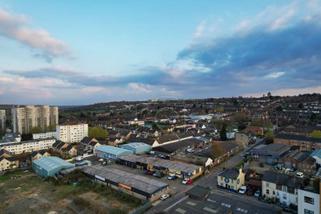 Téléchargez les photos : Vue Aérienne Du Quartier Résidentiel De Luton City, Angleterre, Grande-Bretagne. Caméra de drone pendant le coucher du soleil - en image libre de droit