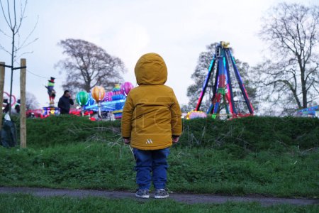Téléchargez les photos : Portrait de mignon petit garçon à aire de jeux dans le parc - en image libre de droit