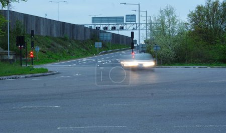 Foto de Inglaterra, Reino Unido - 26 de abril de 2023: Foto de larga exposición de la autopista nocturna - Imagen libre de derechos