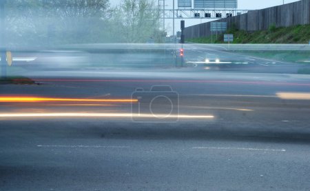 Foto de Inglaterra, Reino Unido - 26 de abril de 2023: Foto de larga exposición de la autopista nocturna - Imagen libre de derechos