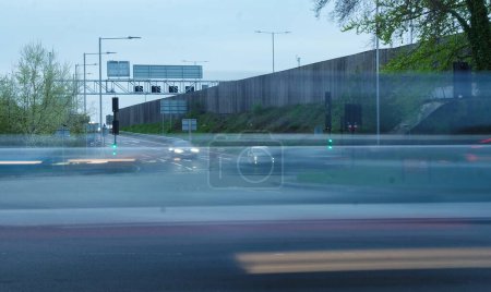 Téléchargez les photos : Angleterre, Royaume-Uni - 26 avril 2023 : Longue exposition Photo de l'autoroute de nuit - en image libre de droit