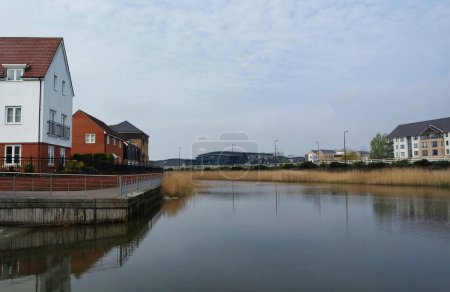 Foto de Bedford, Inglaterra, Reino Unido - 22 de abril de 2023: Modern Housing District by Lake Bedford - Imagen libre de derechos