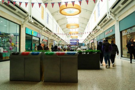Foto de Luton, Inglaterra, Reino Unido - 28 de abril de 2023: Shopping Mall in Luton - Imagen libre de derechos