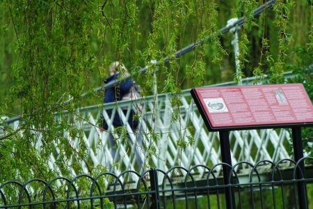 Téléchargez les photos : Luton, Angleterre, Royaume-Uni - 27 avril 2023 : personnes à Wardown Park - en image libre de droit
