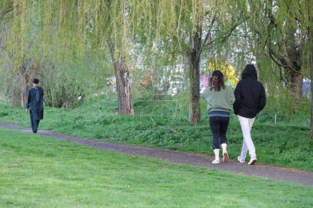 Téléchargez les photos : Luton, Angleterre, Royaume-Uni - 27 avril 2023 : personnes à Wardown Park - en image libre de droit
