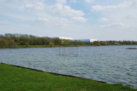 Téléchargez les photos : Milton Keynes, Angleterre, Royaume-Uni - 9 avril 2023 : Personnes à Willen Lake. Willen Lake est une attraction touristique et un parc public à Milton Keynes, Buckinghamshire - en image libre de droit