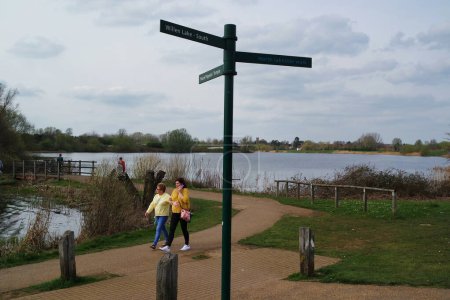 Foto de Milton Keynes, Inglaterra, Reino Unido - 9 de abril de 2023: People at Willen Lake. Willen Lake es una atracción turística y un parque público en Milton Keynes, Buckinghamshire - Imagen libre de derechos