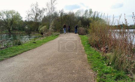 Téléchargez les photos : Milton Keynes, Angleterre, Royaume-Uni - 9 avril 2023 : Personnes à Willen Lake. Willen Lake est une attraction touristique et un parc public à Milton Keynes, Buckinghamshire - en image libre de droit