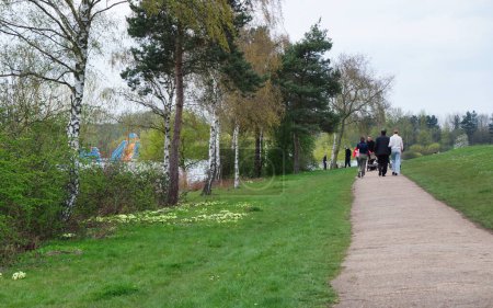 Foto de Milton Keynes, Inglaterra, Reino Unido - 9 de abril de 2023: People at Willen Lake. Willen Lake es una atracción turística y un parque público en Milton Keynes, Buckinghamshire - Imagen libre de derechos