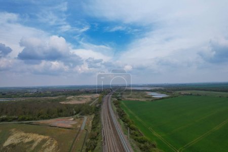 Foto de Bedford, Inglaterra, Gran Bretaña - 22 de abril de 2023: Vista aérea del campo y el lago - Imagen libre de derechos