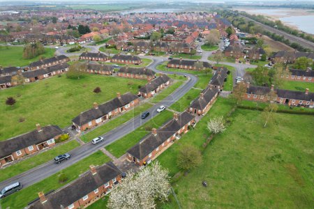 Foto de Bedford, Inglaterra, Gran Bretaña - 22 de abril de 2023: Vista aérea del campo y el lago - Imagen libre de derechos