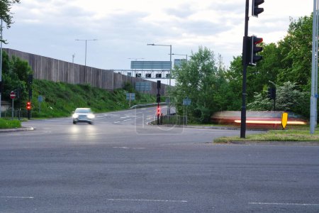 Téléchargez les photos : Angleterre, Royaume-Uni - 15 mai 2023 : photo longue exposition des autoroutes. Circulation nocturne - en image libre de droit