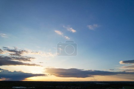 Foto de Nubes anaranjadas durante la puesta del sol - Imagen libre de derechos