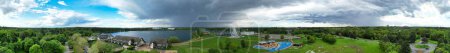 Foto de Milton Keynes, Inglaterra, Reino Unido - 11 de mayo de 2023: Vista del parque Willen Lake. Willen Lake es una atracción turística y un parque público en Milton Keynes, Buckinghamshire - Imagen libre de derechos