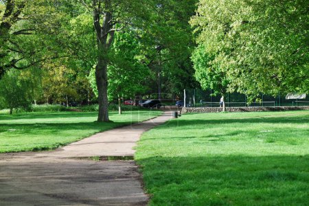 Foto de Luton, Inglaterra, Reino Unido - 2 de octubre de 2022: Wardown Public Park en primavera - Imagen libre de derechos