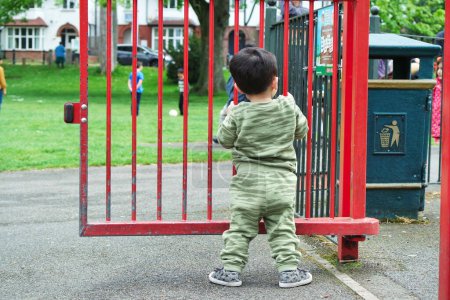 Téléchargez les photos : Luton, Angleterre, Royaume-Uni - 7 Mai, 2023 : portrait de mignon petit garçon dans le parc - en image libre de droit