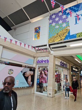Téléchargez les photos : Luton, Angleterre, Royaume-Uni - 5 mai 2023 : intérieur du centre commercial moderne de Central Luton City - en image libre de droit