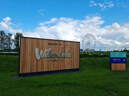 Téléchargez les photos : Milton Keynes, Angleterre, Royaume-Uni - 11 mai 2023 : Vue du parc Willen Lake. Willen Lake est une attraction touristique et un parc public à Milton Keynes, Buckinghamshire - en image libre de droit