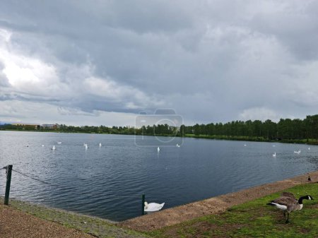 Foto de Milton Keynes, Inglaterra, Reino Unido - 11 de mayo de 2023: Vista del parque Willen Lake. Willen Lake es una atracción turística y un parque público en Milton Keynes, Buckinghamshire - Imagen libre de derechos
