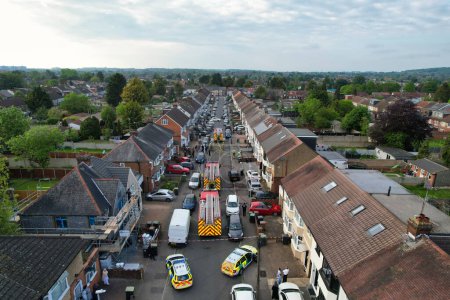 Foto de Imágenes de cámara de Drone de alto ángulo de los bomberos y equipo de rescate a lo largo de la policía también. El fuego comenzó en casa alrededor de las 5: 40 pm. La imagen fue capturada en 18: 35 hora del Reino Unido el 19 de mayo de 2023 en Luton Inglaterra. - Imagen libre de derechos