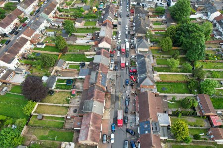Téléchargez les photos : Caméra de drone à angle élevé des pompiers et de l'équipe de sauvetage le long de la police aussi bien. Le feu a commencé à la maison Vers 17h40. Image prise le 19 mai 2023 à Luton en Angleterre. - en image libre de droit