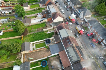 Foto de Imágenes de cámara de Drone de alto ángulo de los bomberos y equipo de rescate a lo largo de la policía también. El fuego comenzó en casa alrededor de las 5: 40 pm. La imagen fue capturada en 18: 35 hora del Reino Unido el 19 de mayo de 2023 en Luton Inglaterra. - Imagen libre de derechos