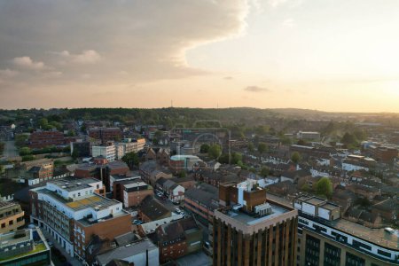 Foto de Luton, Inglaterra, Reino Unido - 19 de mayo de 2023: vista aérea de la ciudad central de Luton - Imagen libre de derechos
