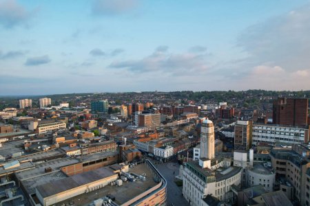 Foto de Luton, Inglaterra, Reino Unido - 19 de mayo de 2023: vista aérea de la ciudad central de Luton - Imagen libre de derechos