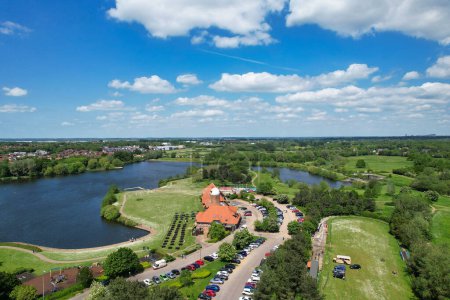 Téléchargez les photos : Milton Keynes, Angleterre, Royaume-Uni - 21 mai 2023 : vue aérienne du lac Caldecotte - en image libre de droit