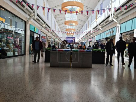 Foto de Luton, Inglaterra, Reino Unido - 5 de mayo de 2023: shopping mal in Central City Luton - Imagen libre de derechos