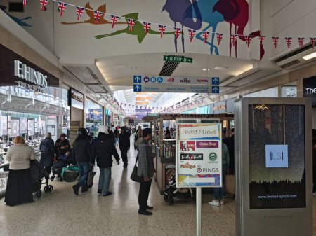 Téléchargez les photos : Luton, Angleterre, Royaume-Uni - 5 mai 2023 : shopping mal in Central City Luton - en image libre de droit