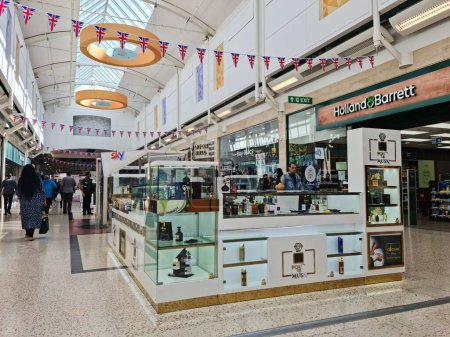 Téléchargez les photos : Luton, Angleterre, Royaume-Uni - 5 mai 2023 : shopping mal in Central City Luton - en image libre de droit