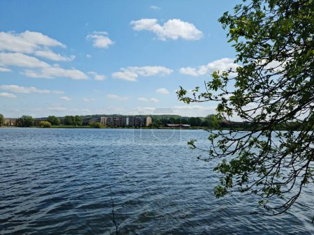 Téléchargez les photos : Vue sur Caldecotte Lake Park, Milton Keynes, Angleterre, Royaume-Uni - en image libre de droit