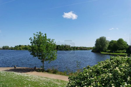 Foto de Milton Keynes, Inglaterra, Reino Unido - 21 de mayo de 2023: Caldecotte Lake Park View - Imagen libre de derechos