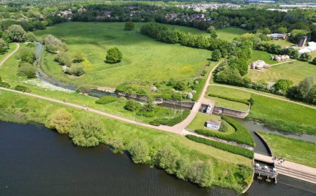 Téléchargez les photos : Milton Keynes, Angleterre, Royaume-Uni - 21 mai 2023 : Vue du parc du lac Caldecotte - en image libre de droit