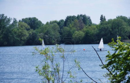 Foto de Milton Keynes, Inglaterra, Reino Unido - 21 de mayo de 2023: Vista de Caldecotte Lake Park - Imagen libre de derechos