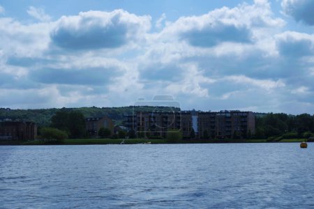Foto de Milton Keynes, Inglaterra, Reino Unido - 21 de mayo de 2023: Vista de Caldecotte Lake Park - Imagen libre de derechos
