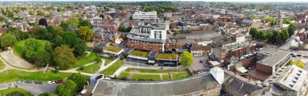 Téléchargez les photos : BEDFORD, ANGLETERRE, RU - 28 MAI 2023 : Vue aérienne panoramique de la ville de Bedford - en image libre de droit