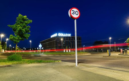 Foto de Luton, Reino Unido - 30 de mayo de 2023: Barnfield College y Road Luton por la noche - Imagen libre de derechos