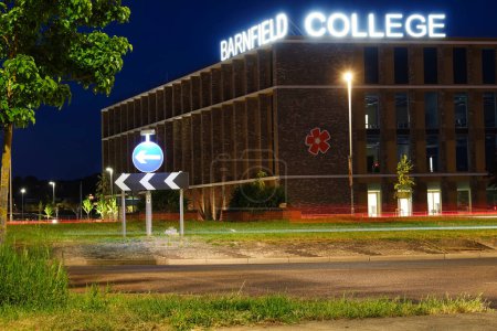Téléchargez les photos : Luton, Royaume-Uni - 30 Mai 2023 : Barnfield College et Road Luton la nuit - en image libre de droit