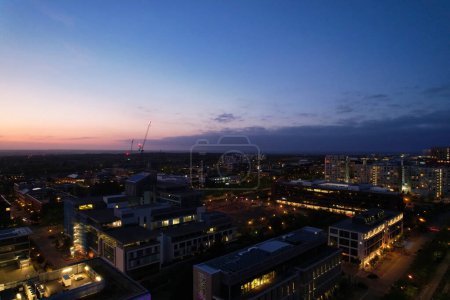 Téléchargez les photos : Milton Keynes, Angleterre, Royaume-Uni - 2 juin 2023 : Vue Aérienne de Milton Keynes City of England après le Coucher du Soleil - en image libre de droit