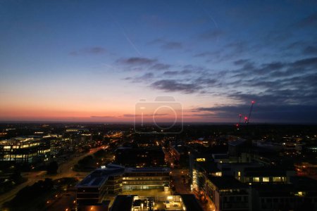 Foto de Milton Keynes, Inglaterra, Reino Unido - 2 de junio de 2023: Vista aérea de la ciudad de Milton Keynes después de la puesta del sol - Imagen libre de derechos
