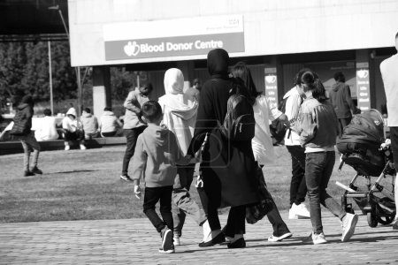 Téléchargez les photos : Luton, Angleterre, Royaume-Uni - 2 juin 2023 : photo en noir et blanc de personnes à Central Luton - en image libre de droit