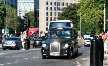 Téléchargez les photos : Londres, Angleterre, Royaume-Uni - 4 juin 2023 : Londres City et la circulation le jour ensoleillé - en image libre de droit