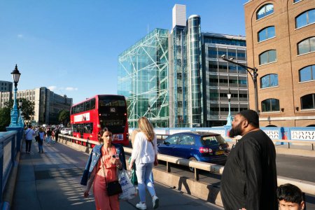 Téléchargez les photos : Londres, Angleterre, Royaume-Uni - 4 juin 2023 : Londres City et la circulation le jour ensoleillé - en image libre de droit